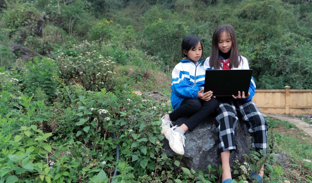 Deze Vietnamese meisjes volgen bij Plan International een training om valse informatie en bewerkte foto’s te spotten. (beeld nd)