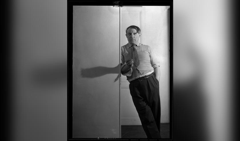 Dora Maar (1907-1997), Portrait de Pablo Picasso, Paris, studio du 29, rue d’Astorg (appuyé à un mur). Paris, Centre Pompidou – Musée national d’art moderne – Centre de création industrielle © Succession Picasso 2021.