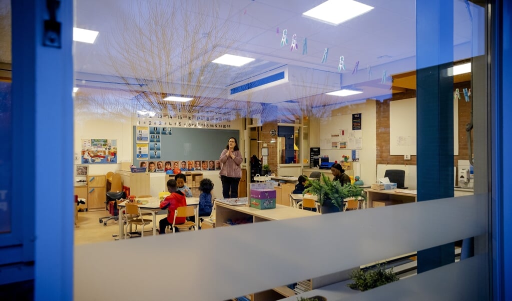 ‘Door kinderen te scheiden op basis van de levensovertuiging van hun ouders, ontneem je hun de kans de verscheidenheid aan levensovertuigingen van Nederlanders te leren kennen.’ (beeld anp / Robin van Lonkhuijsen)