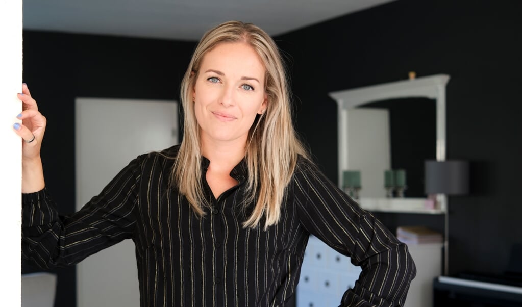 Zangeres Eline Bakker: 'We zouden wat matelozer in de liefde mogen zijn en iets meer matigen in het ventileren van onze mening.' (beeld Dick Vos)