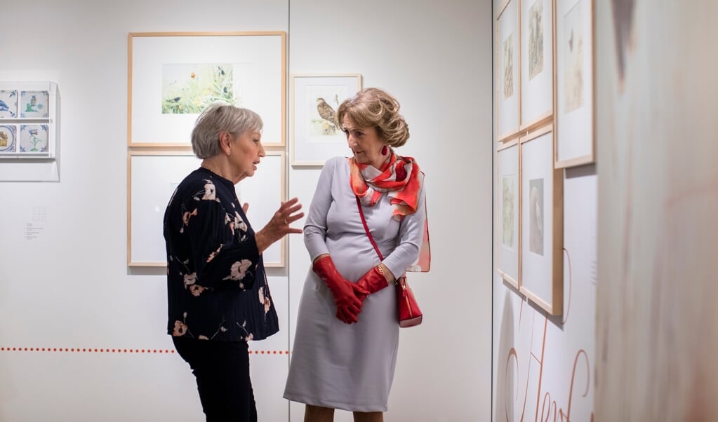 Prinses Margriet in gesprek met Marjolein Bastin bij de opening van de tentoonstelling Een ode aan de Veluwe. (beeld Esther Meijer)