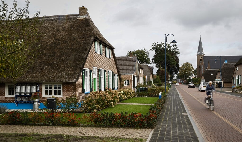 Straatbeeld van Staphorst met exterieur van De Hersteld Hervormde Kerk. Ziekenhuis Isala overweegt in overleg te gaan met kerkelijke sleutelfiguren in Staphorst. (beeld anp / Vincent Jannink)