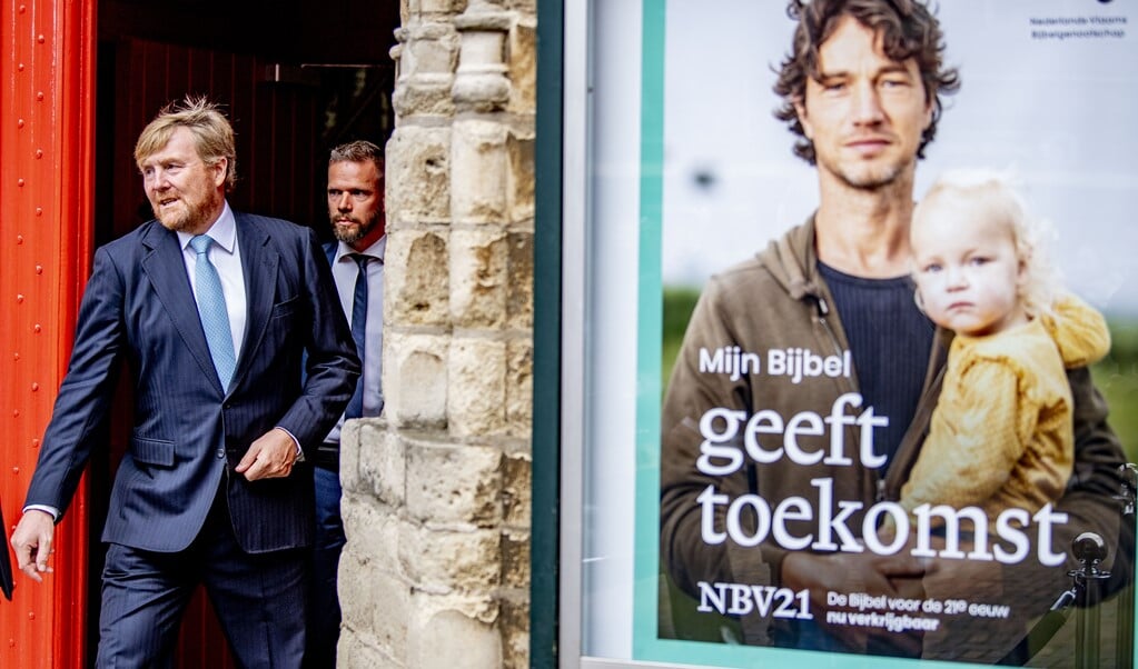 Koning Willem Alexander kreeg deze week in de Grote Kerk in Den Haag het eerste exemplaar van de NBV21 aangeboden.  (beeld anp / Robin Utrecht)