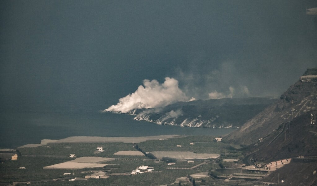 De lavastroom op La Palma bereikt de zee, waar het uiteindelijk nieuw land vormt. (beeld epa / Angel Medina)