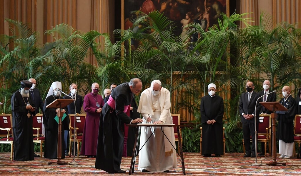 Paus Franciscus ondertekent de oproep van internationale religieuze leiders en wetenschappers voor klimaatactie. (beeld epa / Alessandro Di Meo)