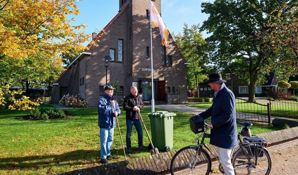 Ds. Jan Hermes, predikant van de Protestantse Gemeente Schoonebeek in gesprek met de gemeenteleden Bert Roelofs (l.) en Henk Tip. (beeld Dick Vos)