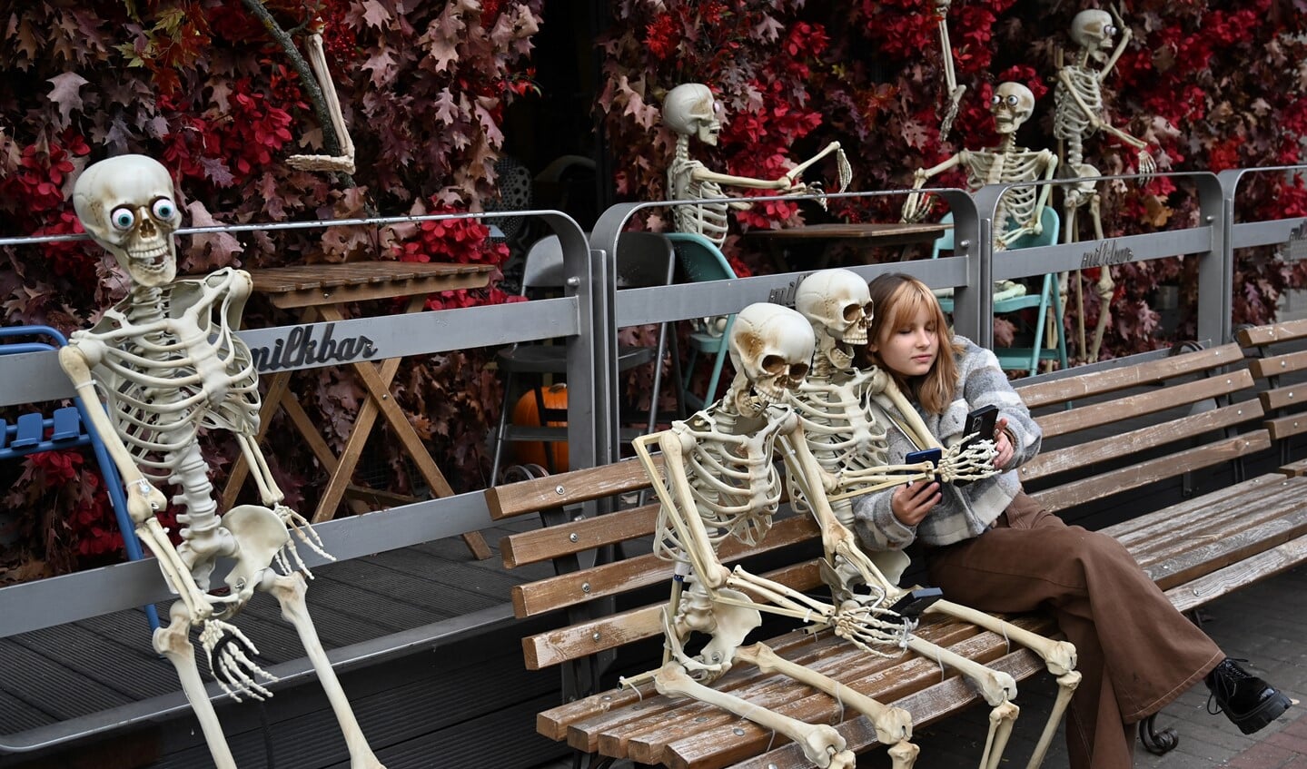 Gezellig met een skelet op een bankje in de Oekraiense hoofdstad Kiev.