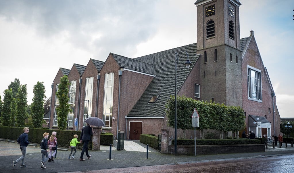 De Hersteld Hervormde Kerk in Staphorst laat vanaf komende zondag minder bezoekers toe in hun diensten. (beeld anp / Vincent Jannink)
