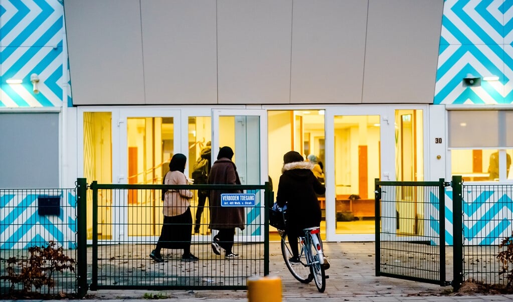 Het Haga Lyceum ligt al jaren onder vuur vanwege bestuurlijke problemen en mogelijke sympathieën voor radicalere islam. (beeld anp / Marco de Swart)