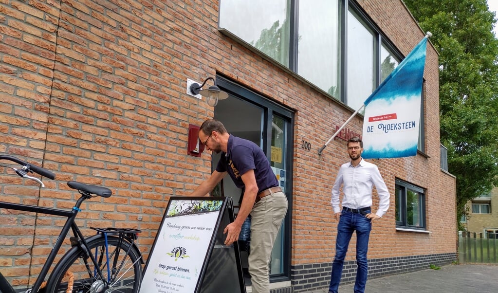 Ontmoetingscentrum ‘De Hoeksteen’, met veldwerker Jaco Hakkenberg (links) en ouderling Albert van Hell. (beeld nd)