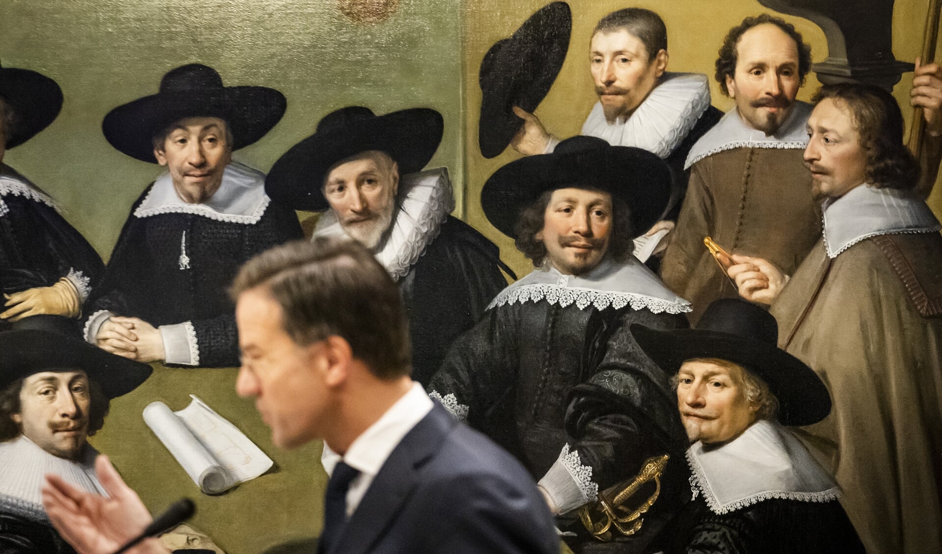 Demissionair premier Mark Rutte tijdens de opening van de tentoonstelling Macht - 800 jaar Binnenhof in het Haags Historisch Museum.
