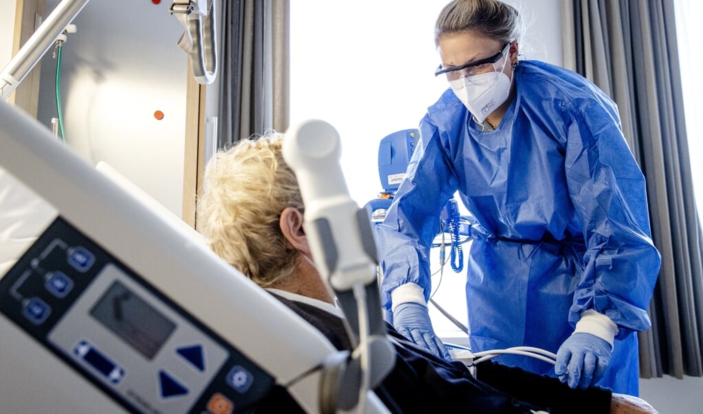 Een coronapatiënt krijgt verzorging in het Catharina Ziekenhuis in Eindhoven. Het aantal bezette ic-bedden in Nederland komt al in de buurt van de bovengrens van de RIVM-prognoses. (beeld anp / Sem van der Wal)