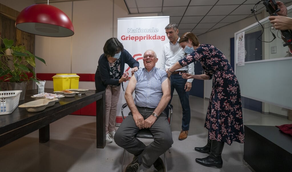 Demissionair staatssecretaris Paul Blokhuis op bezoek in Veldhoven, waar ouderen behalve tegen griep ook tegen pneumokokken worden ingeënt. (beeld anp / Jeroen Jumelet)