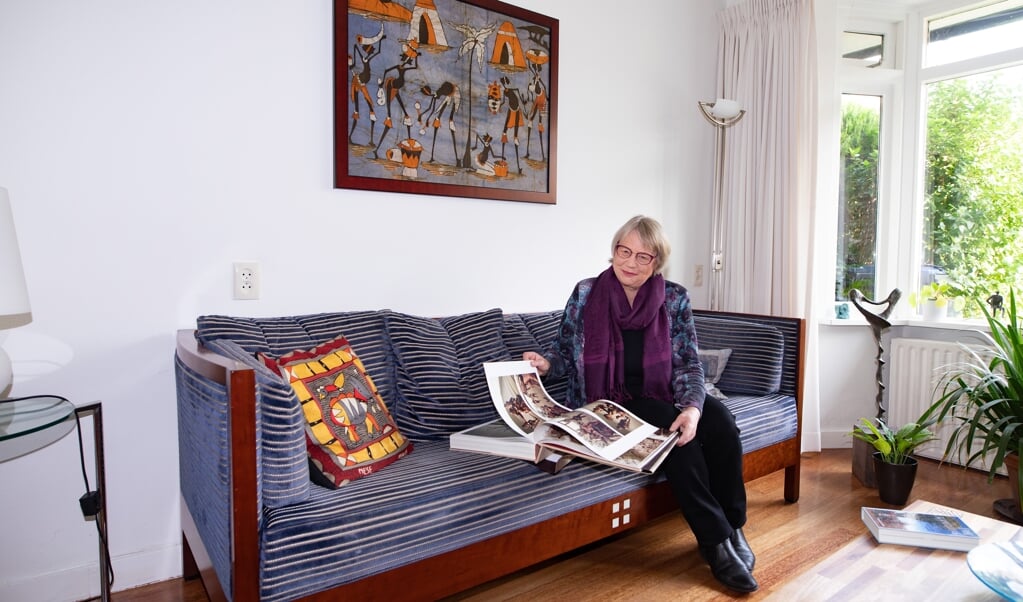 Bep van Sloten was betrokken bij de sluiting van een weeshuis in Namibie en het onderbrengen van de weeskinderen in pleeggezinnen. Het schilderij en de kussens op de bank komen uit Namibie, de boeken gaan over Afrika. (beeld Dirk Hol)