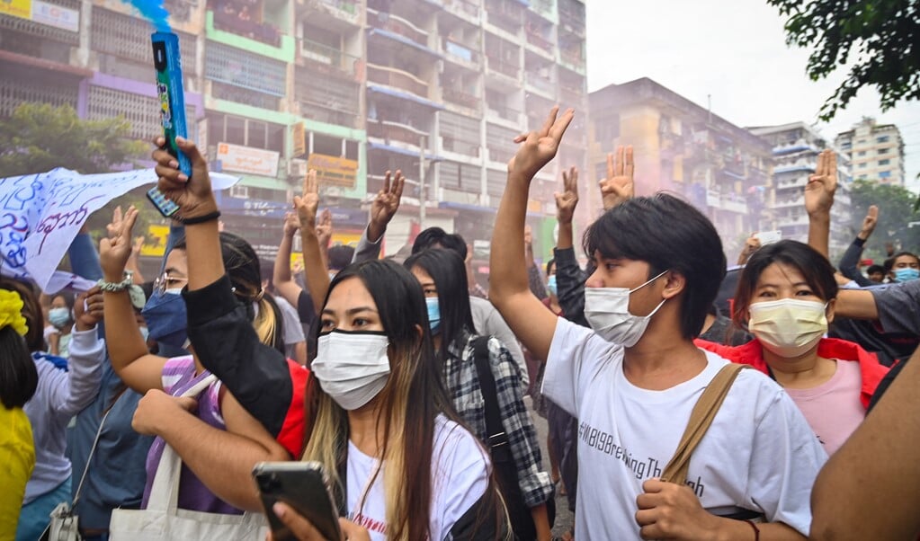 Met het drievingerige gebaar maakten demonstrerende jongeren in Myanmar in juli hun ongenoegen met de militaire junta bekend. Het verzet is de laatste tijd mee ondergronds gegaan. (beeld afp)