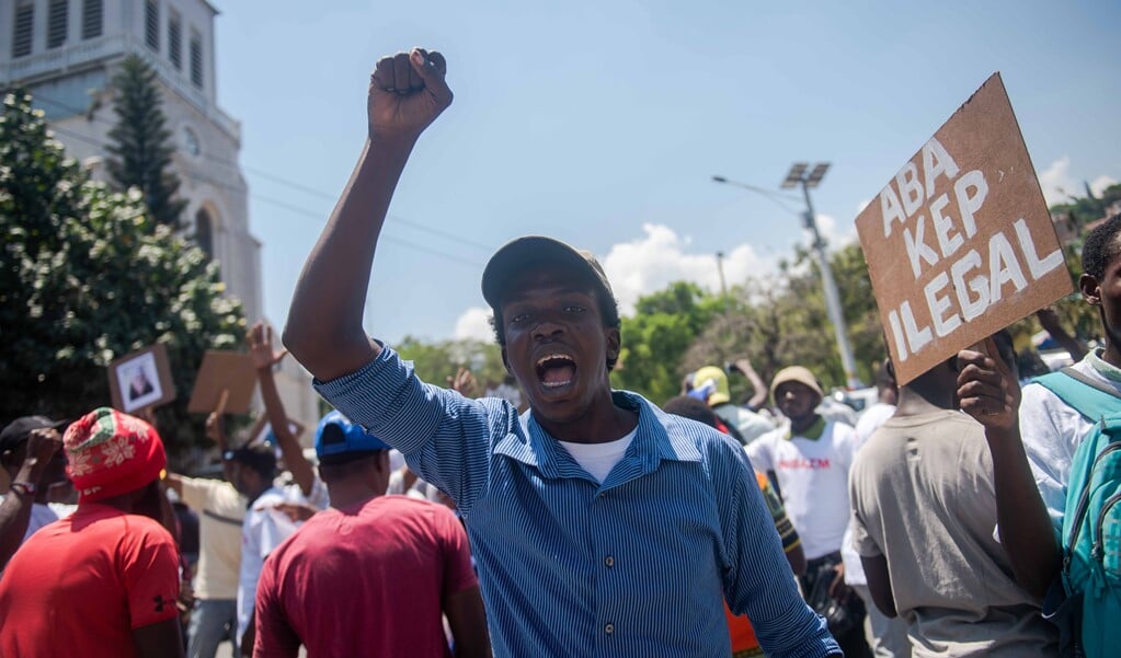 Demonstranten gaan de straat op in Port-au-Prince na de ontvoering van een aantal priesters en nonnen eerder dit jaar. (epa / Jean Marc Herve Abelard)