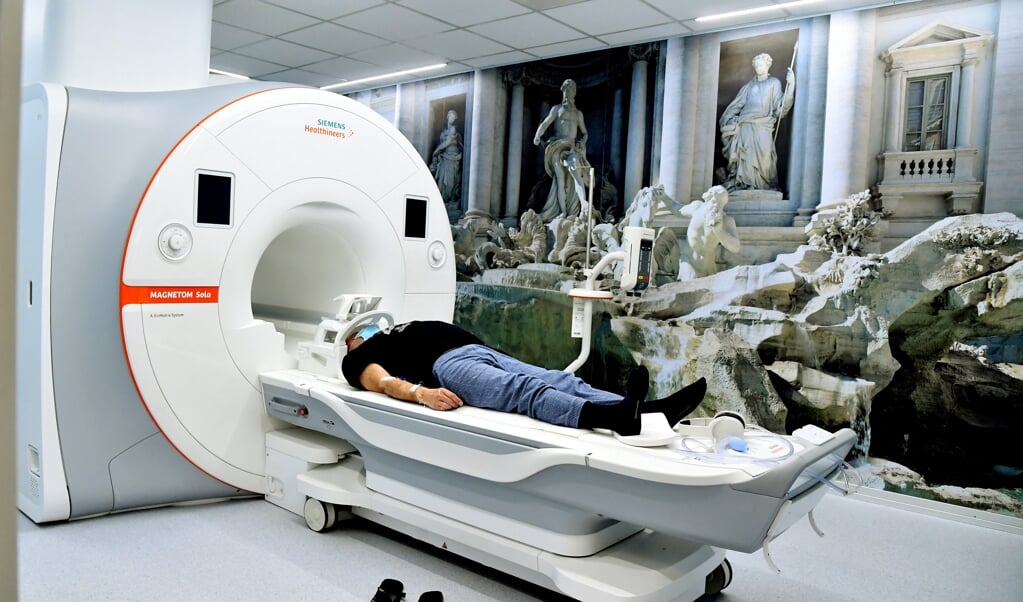 Een man ondergaat een MRI-scan. Waar kan de uitgavengroei in zorgkosten getemperd worden, is een actuele vraag. (beeld afp / Tiziana Fabi)