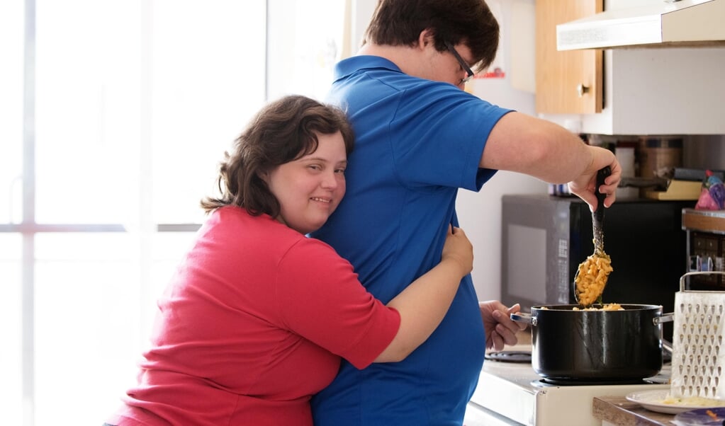 De diversiteit van de verstandelijke ontwikkeling is groot binnen de doelgroep 'mensen met een verstandelijke beperking'. een stel, 26 jaar oud, met het syndroom van Down, dat leert om zelfstandig te wonen. (beeld istock)