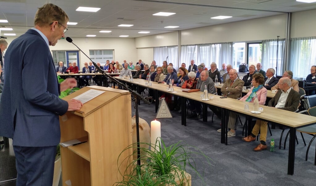 Synodevoorzitter Melle Oosterhuis betuigt spijt over de behandeling van de hoogleraren Veenhof en Jager. Familie van beiden zit op de voorste rij.   (beeld nd)