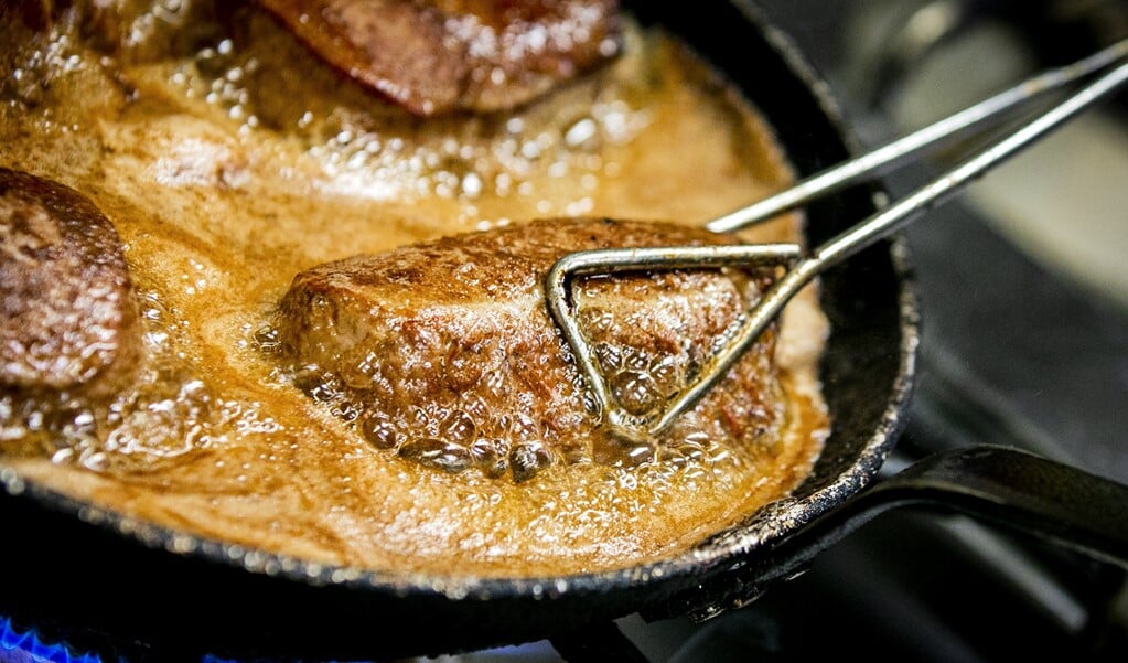 Dit mag dan zo zijn, volgens de normen van het Voedingscentrum eten Nederlanders nog altijd veel te veel vlees. (beeld anp / Remko de Waal)