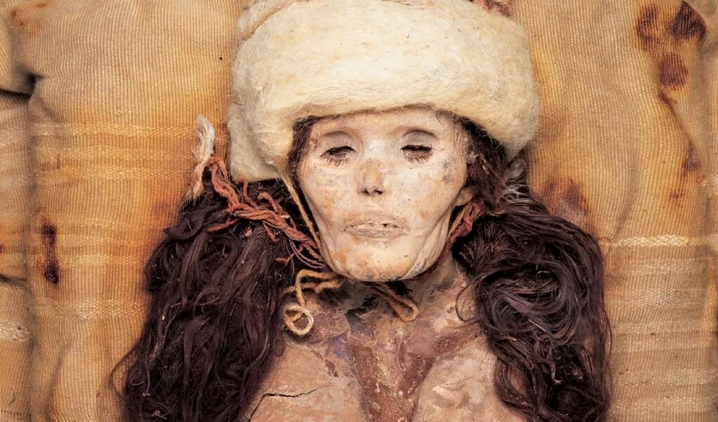 Via een natuurlijk proces gemummificeerd lichaam van een vrouw van het Tarim-volk.  (beeld xinjiang institute of cultural relics and archaeology / Wenying Li)