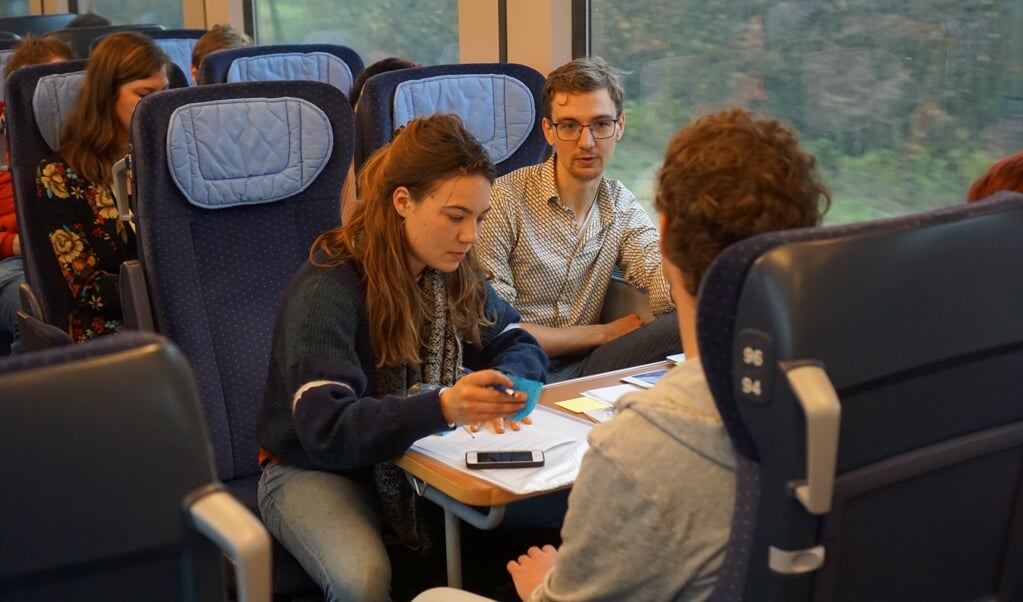 'Onderweg naar de klimaattop is er in de trein een programma met debatten en workshops.' (beeld Youth for Sustainable Travel)