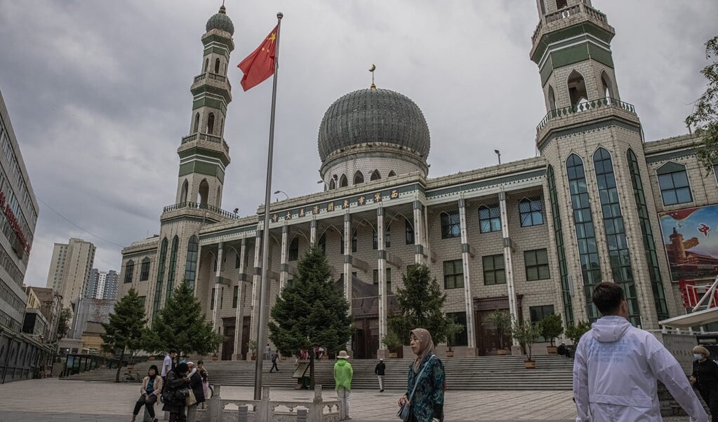 De Dongguan Moskee in Xining in juli, toen nog met koepel en minaretten.  (beeld Epa/roman Pilipey)