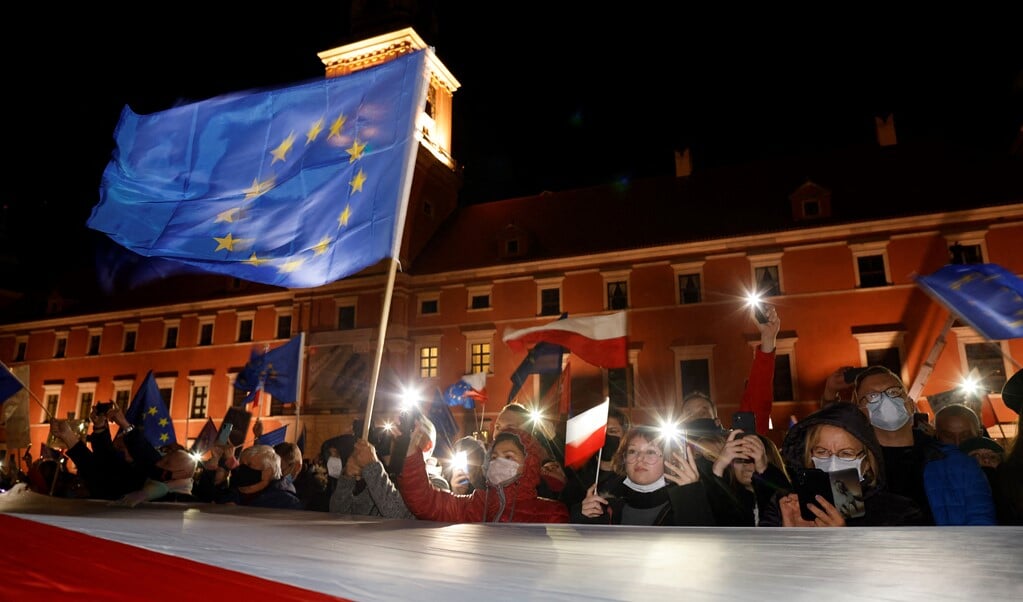 Zondag betuigden tienduizenden Polen hun steun aan de EU.  (beeld afp / Wojtek Radwanski)