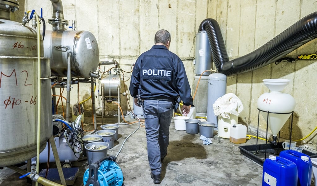 'Nederland in de greep van de drugsmaffia, dat was geen leuze omwille van de sensatie, maar een onderbouwde conclusie op grond van intensief onderzoek.' Beeld: onderzoek bij een productielocatie van crystal meth in Nederweert. (beeld anp / Marcel van Hoorn)