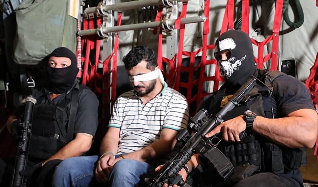 Ghazwan Alzawbaee wordt in een militair vliegtuig afgevoerd. De foto is uitgegeven door het Irakese leger. (beeld afp)