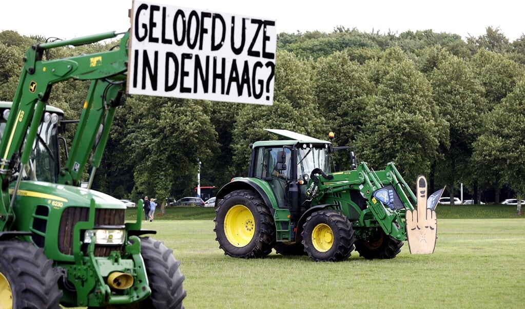 Het landbouwbeleid is illustratief voor hoe de afgelopen decennia door de grote machtspartijen is omgegaan met grote dossiers. CDA en VVD durven het hun achterban niet te zeggen uit angst voor stemmenverlies.   (beeld anp / Robin van Lonkhuijsen)