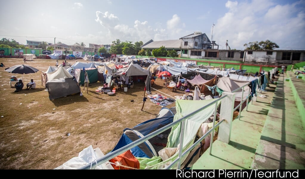 Op dit voetbalveld hebben Haïtianen, die hun huis zijn verloren door de aardbeving, een tentje opgezet. (Tearfund / Richard Pierrin)