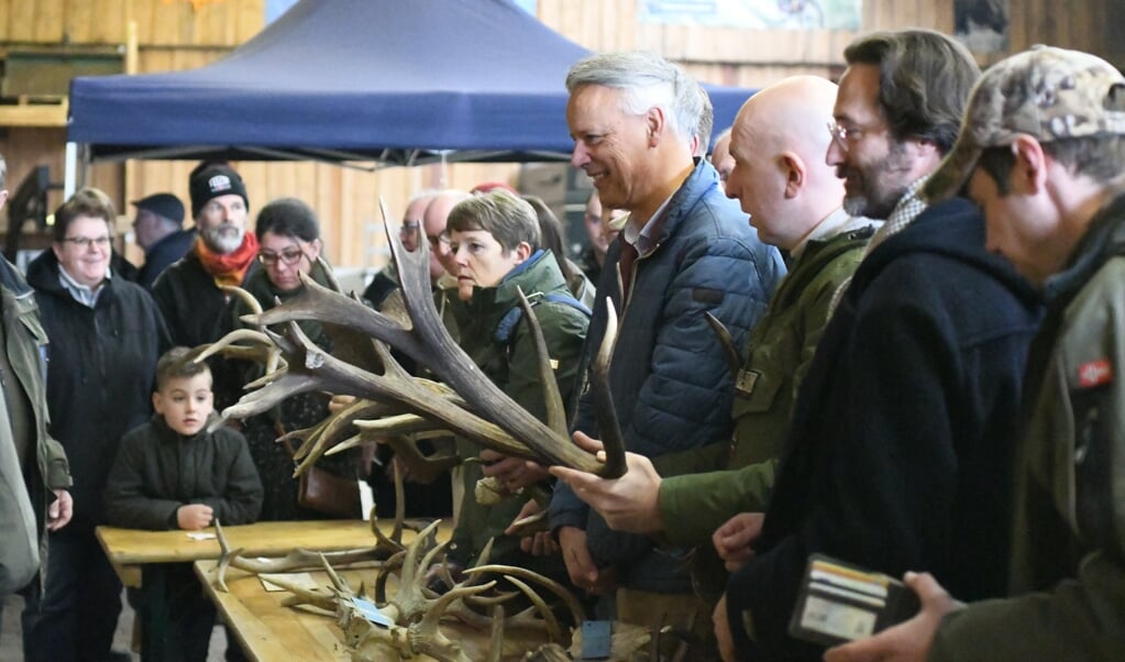 Drukte bij de verkoop van geweien van de edelherten uit natuurgebied De Planken Wambuis. (beeld Theo Haerkens)