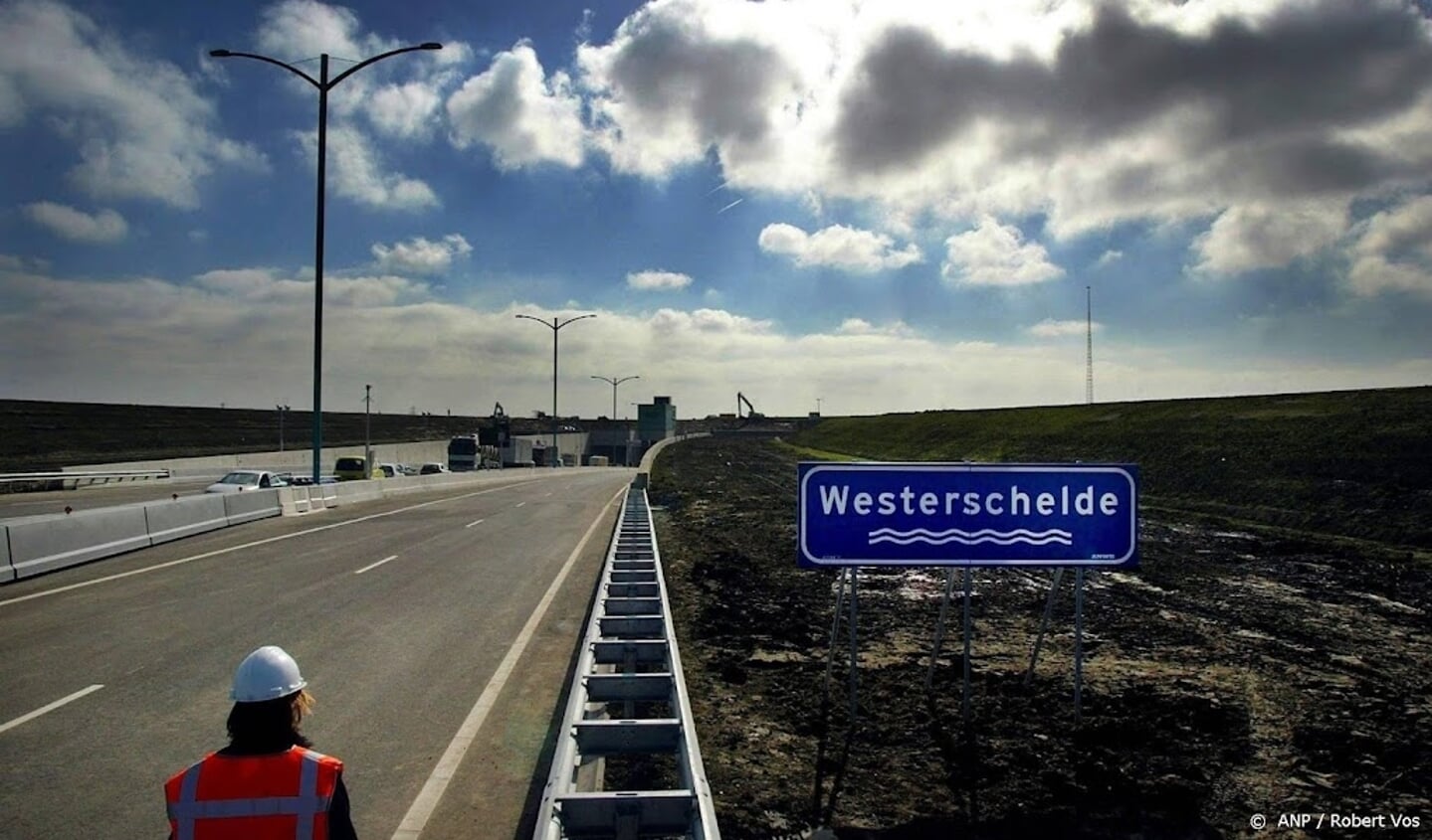 De toltunnel is 6,6 kilometer lang - daarmee de langste van Nederland.