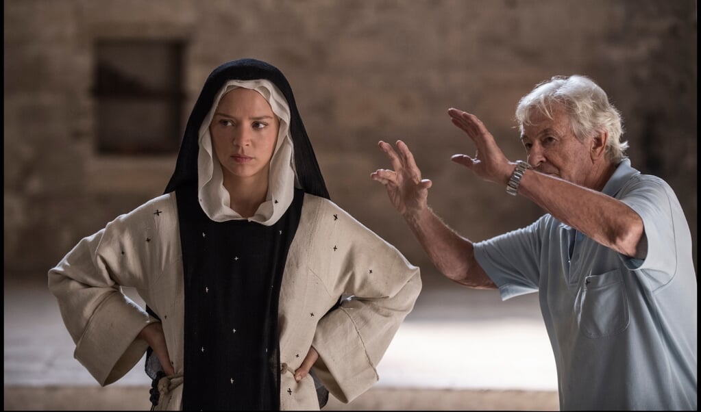 Regisseur Paul Verhoeven met de hoofdrolspeelster uit Benedetta, Virginie Efira. (beeld independent films)