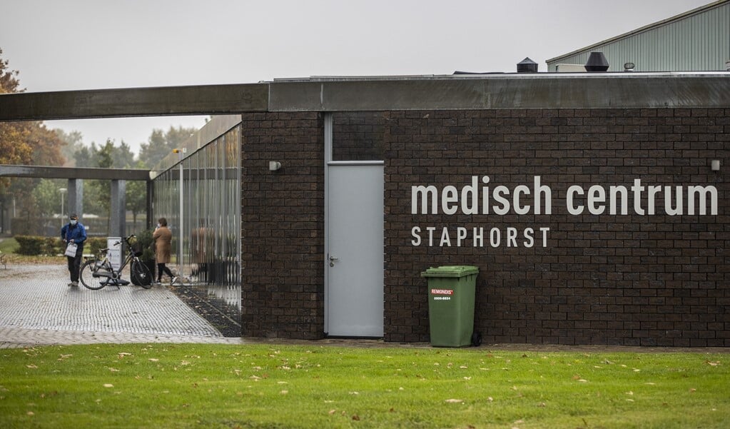 Het medisch centrum in Staphorst waar inwoners een vaccinatie tegen corona kunnen halen. (beeld anp / Vincent Jannink)