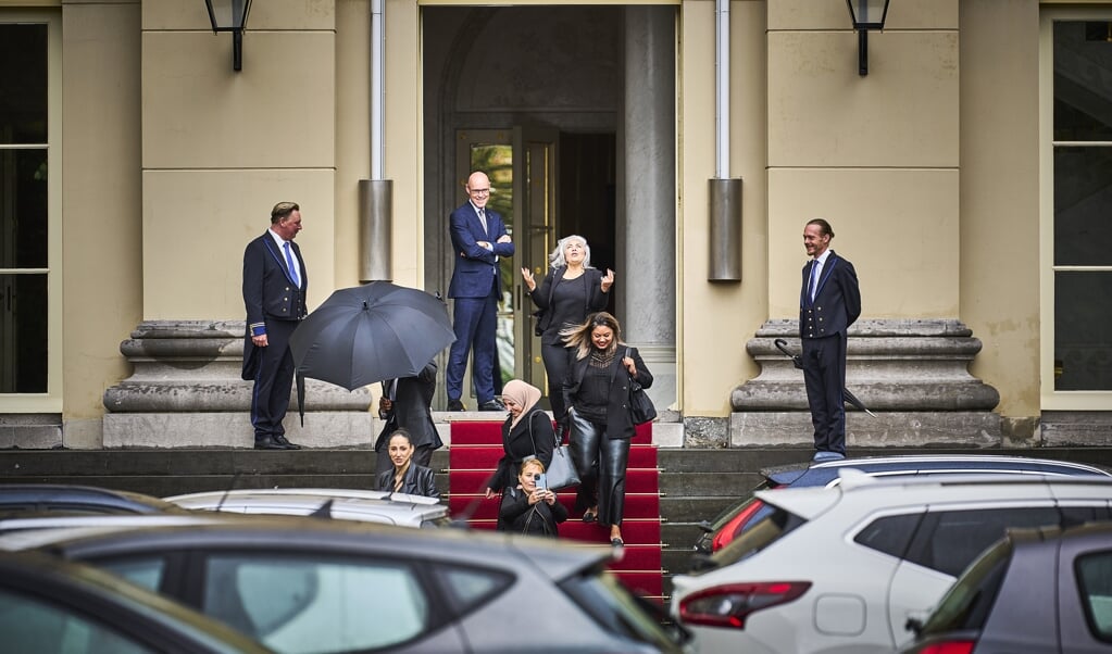 Gedupeerde ouders van de kinderopvangtoeslag verlaten Paleis Noordeinde na een gesprek met Koning Willem-Alexander. De ouders hadden de koning middels een brief verzocht om een gesprek. (beeld anp / Phil Nijhuis)