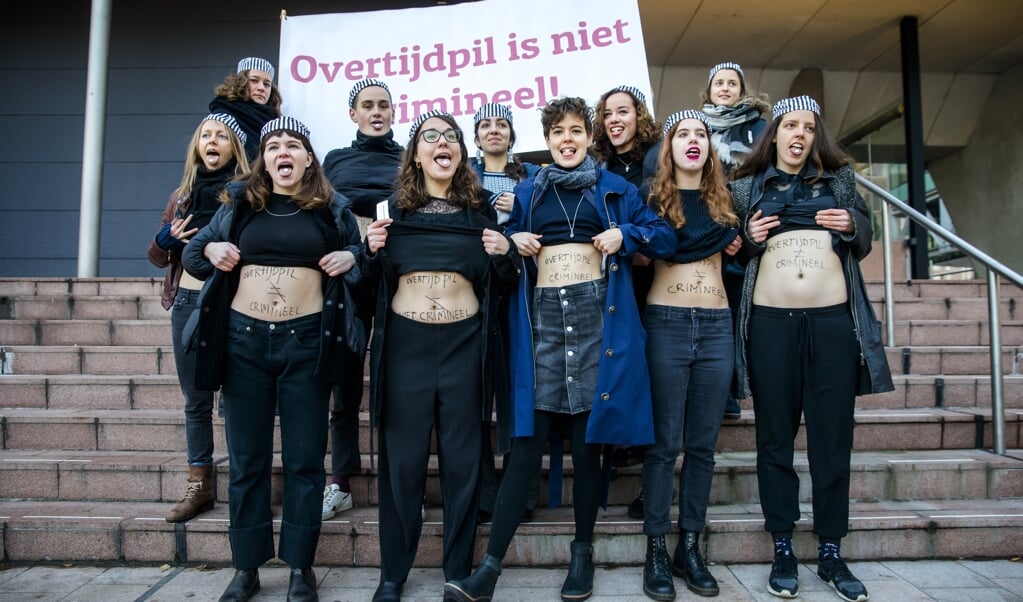 Praat niet over ‘overtijd’, maar over ‘zwanger’. Met 'overtijd' wordt de vroege zwangerschap als een soort aandoening bestempeld, waarvoor een behandeling nodig zou zijn. demonstranten van actiegroepen Women on Waves en Bureau Clara Wichmann voeren in 2018 actie tegen het strafbaar stellen van de overtijdpil Mifepriston. (beeld anp / Bart Maat)