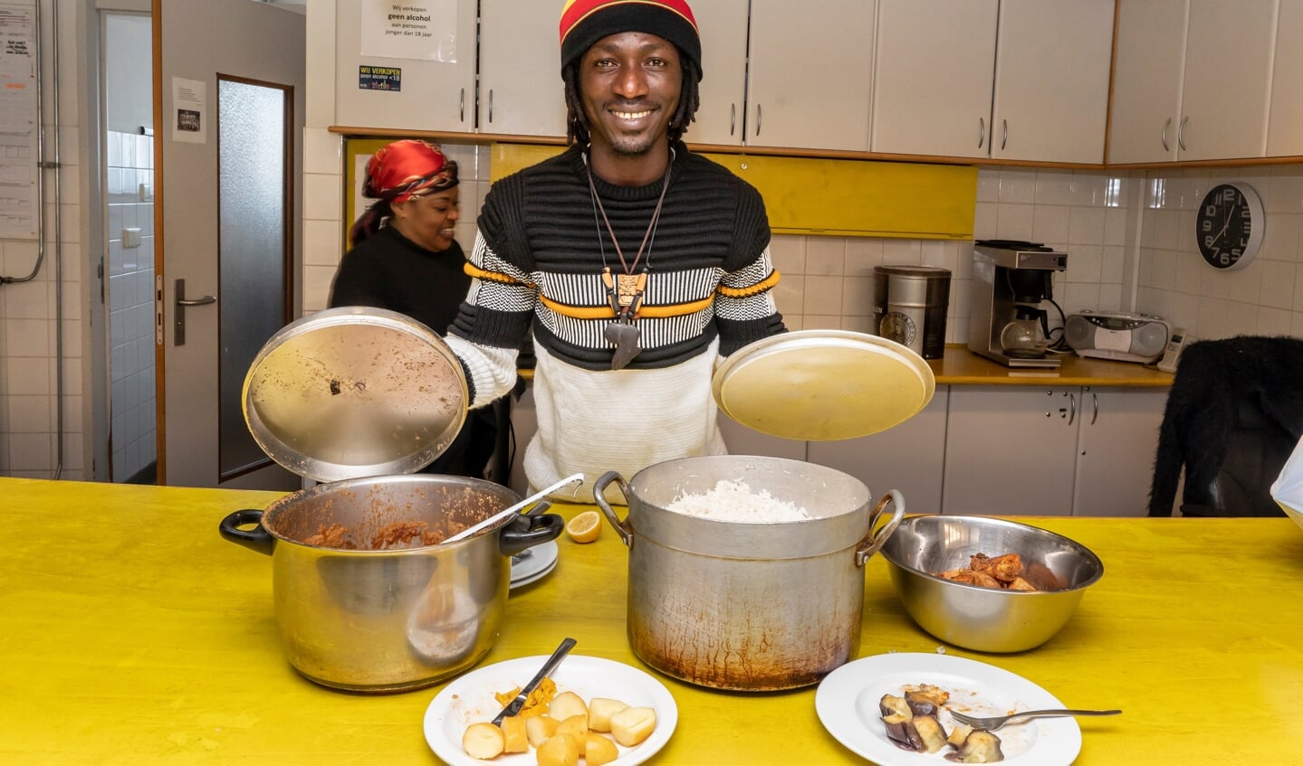 'Bro, help jezelf', vrijwilliger Lamini schept voor bezoekers eten op.