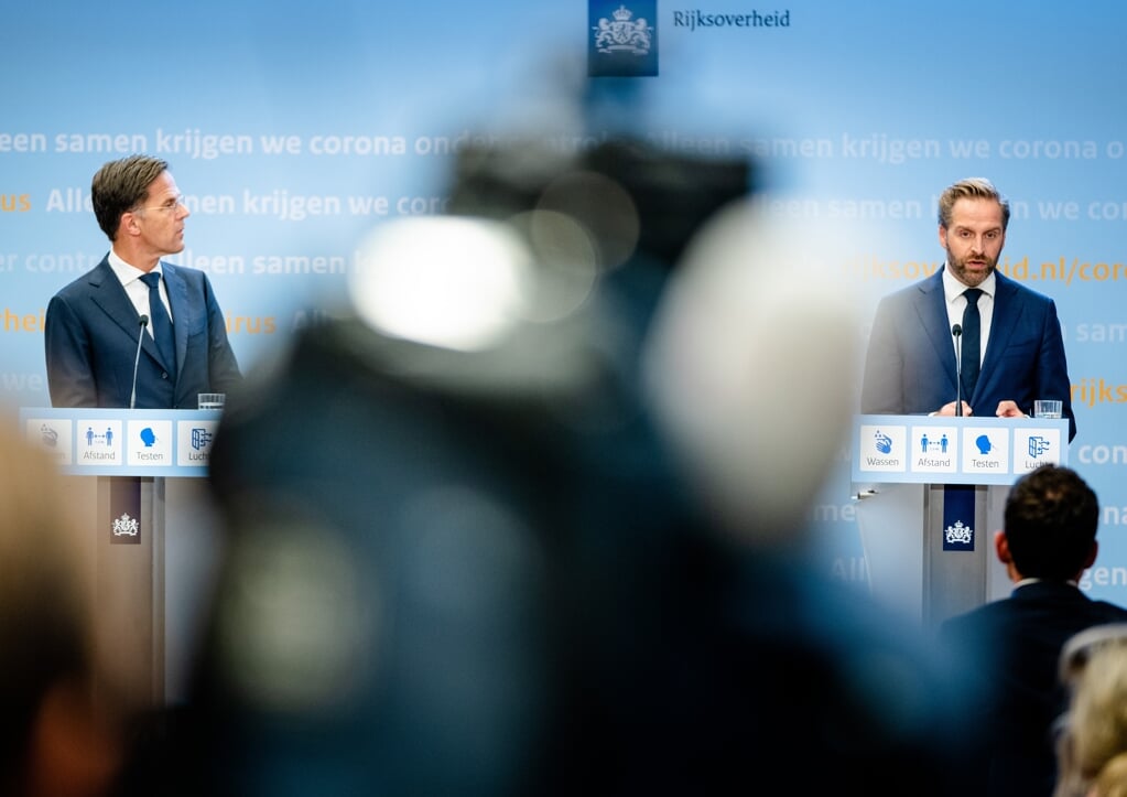 Demissionair premier Mark Rutte en demissionair minister Hugo de Jonge van Volksgezondheid, Welzijn en Sport (CDA) tijdens een persconferentie over versoepeling van de coronamaatregelen. (beeld anp / Bart Maat)