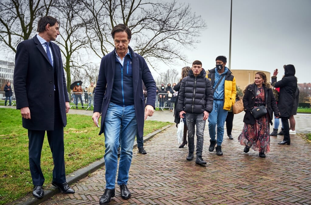 Premier Mark Rutte en minister Wopke Hoekstra arriveren in februari dit jaar bij het Catshuis voor een gesprek met gedupeerde ouders van de toeslagenaffaire. (beeld anp / Phil Nijhuis)