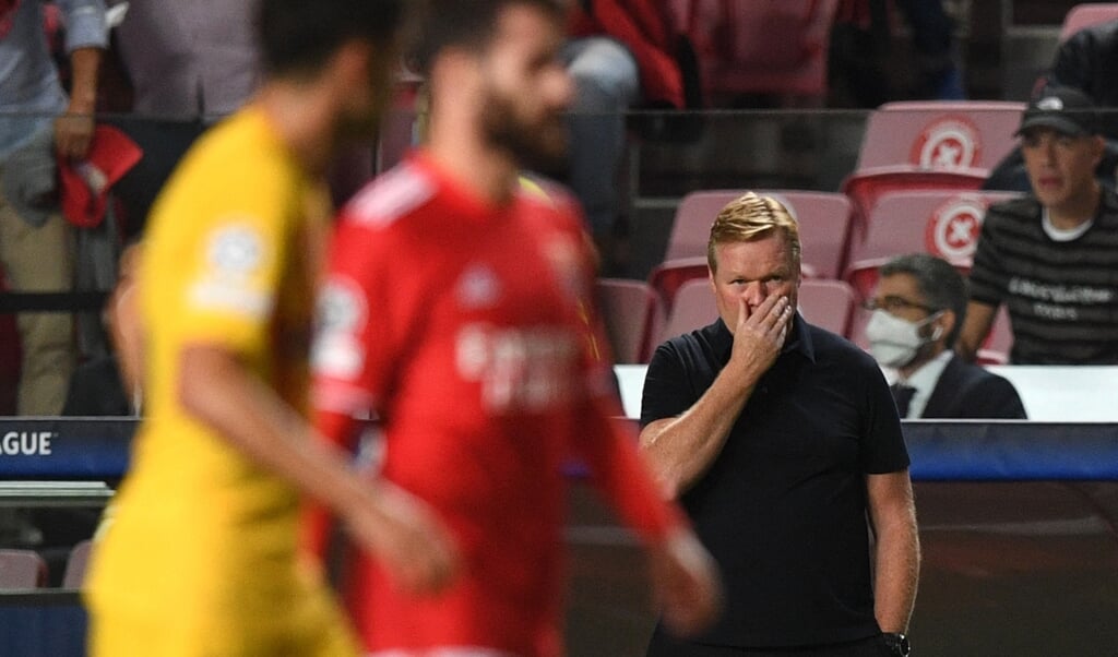 Ronald Koeman afgelopen woensdag tijdens de wedstrijd tegen Benfica. (beeld afp / Patricia de Melo Moreira)
