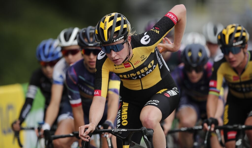 Riejanne Markus op kop van het peloton in Frankrijk op 26 juni, in een koers van 108 kilometer van Brest naar Landerneau. (beeld epa / Benoit Tessier)