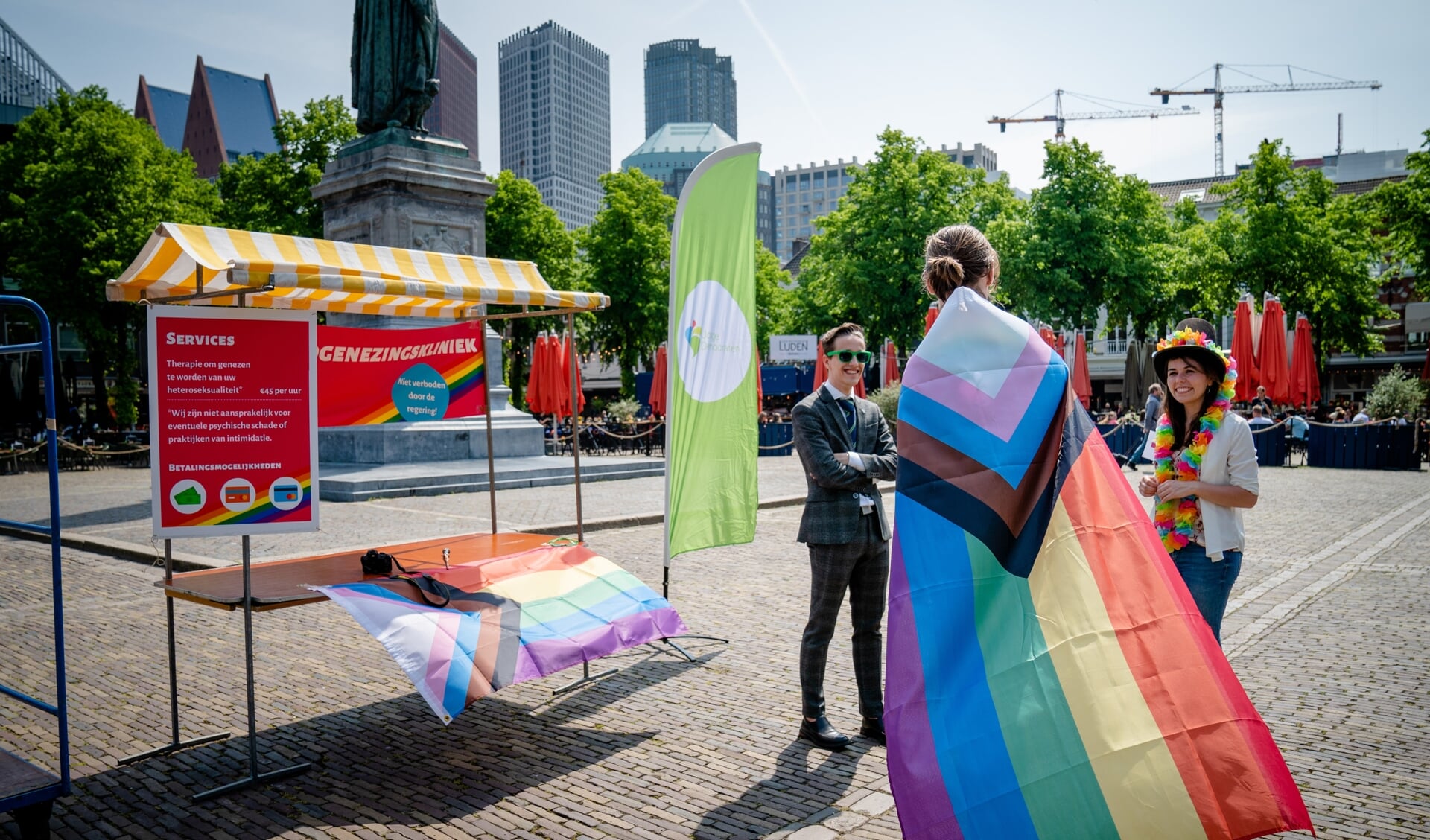 Protest in juni tegen homogenezingstherapie op het Plein bij het Binnenhof. De actievoerders, leden van de D66-jeugdtak Jonge Democraten en belangenorganisatie COC Haaglanden, waren teleurgesteld dat het kabinet een verbod hierop uitstelt.