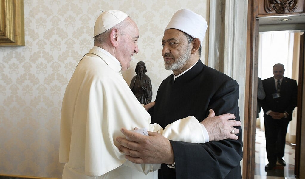 Eerder deze maand bracht grootimam Ahmed al-Tayyeb een privébezoek aan paus Franciscus in het Vaticaan. (beeld Handout / Vatican Media / afp)
