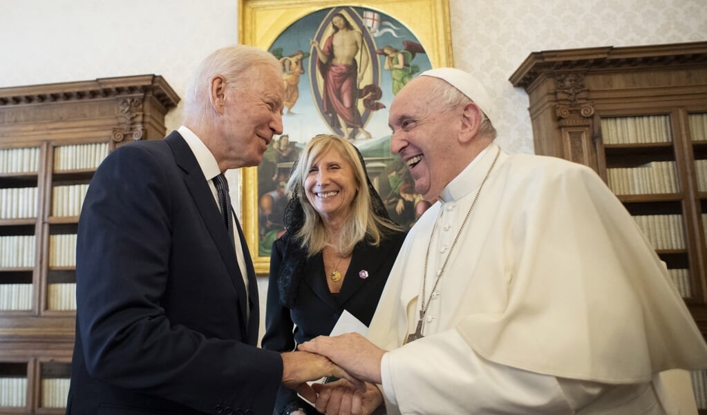 De Amerikaanse president Biden op audiëntie bij paus Franciscus in het Vaticaan.  (beeld afp / Vatican Media)