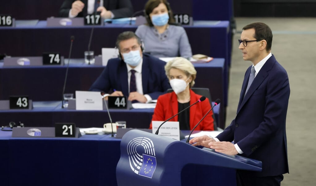 De Poolse premier Mateusz Morawieck sprak deze week in het Europarlement. Op de voorste rij luistert Commissievoorzitter Ursula von der Leyen. (beeld epa / Ronald Wittek)