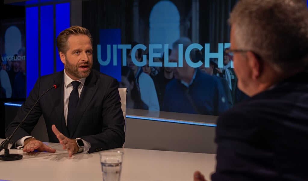 Minister Hugo de Jonge: 'Laten we niet doen of mensen die gelovig zijn en bidden, niet geraakt kunnen worden door dit virus.' (beeld family7)