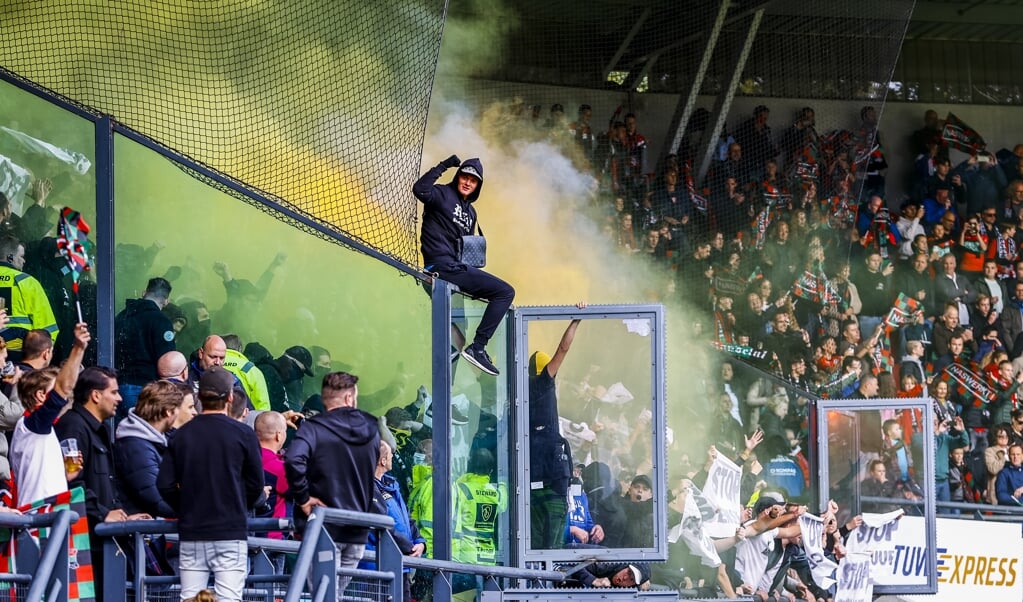 Supporters van NEC en Vitesse zondag in voetbalstadion De Goffert in Nijmegen. (beeld anp / Vincent Jannink)