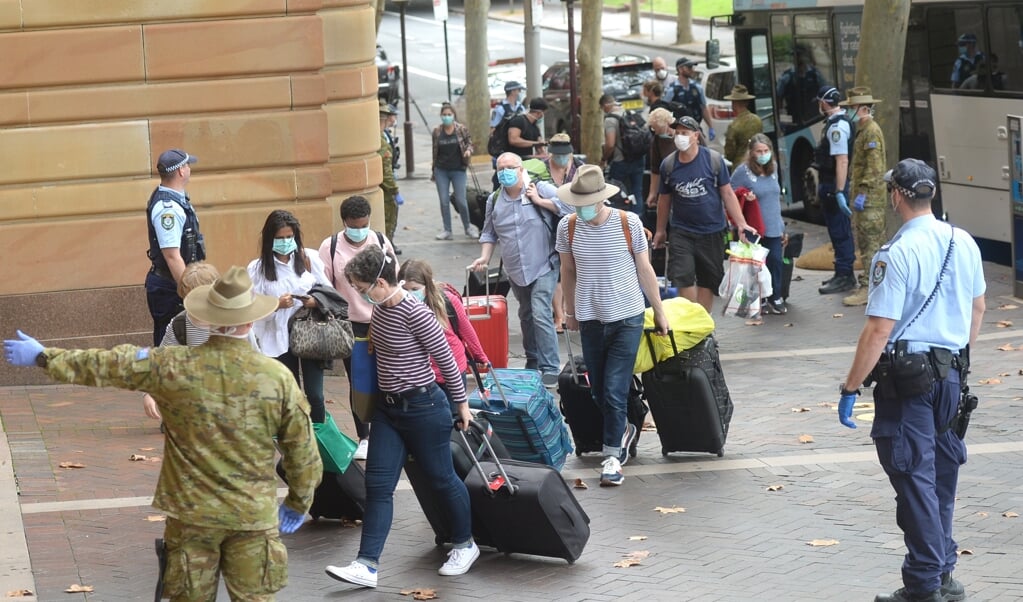 Reizigers uit het buitenland worden bij hun aankomst in Sydney doorverwezen naar een hotel, waar zij veertien dagen in quarantaine moeten verblijven. (beeld epa / Jeremy Piper)